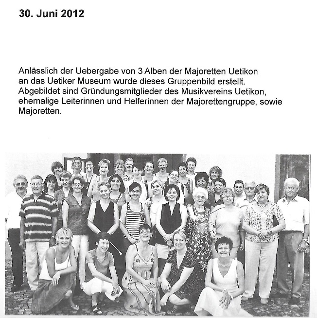 Uebergabe von Alben der Uetiker Majoretten